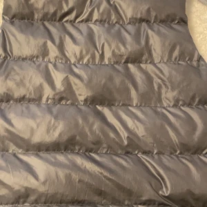 Grå moncler väst dragkedja äkta  - Snygg grå moncler väst äkta bra skick typ inte använd pris. Passar från 168cm till 180 priset kan diskuteras. 