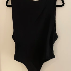 Svart body med båtkrage Na-kd 🖤🖤 - Säljer den här svarta bodyn som är från Na-kd. Den är bara provad så är i nyskick. Så fin till ett par jeans på våren/hösten eller till ett par shorts på sommaren. 🖤Nypris var ca 350kr och den passar storlek XS/S/M. Skriv för frågor 🪩❤️‍🔥