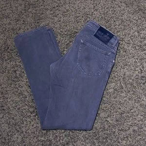Jacob Cohen Jeans - Säljer mina gråa Jacob Cohen jeans då dom inte sitter som jag vill längre, Dom är av modellen Style 622 och storleken 31. Nypris ≈ 5000 mitt pris 1399kr