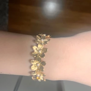 Guld armband  - Jättefint blommigt armband. Pris går att diskutera 