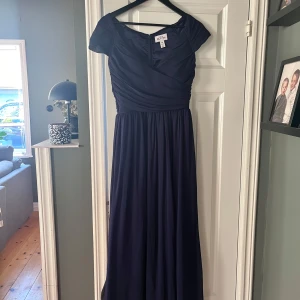 Mörkblå balklänning från Nelly (gammal modell) - Elegant mörkblå balklänning från Nelly, köpt för 2 år sedan, gammal modell💘 Storlek 34, använd vid ett tillfälle💘nypris 750💘