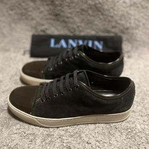 Feta Lanvin cap toe skor - |Tja! Ett par sjukt feta Lanvin skor i en nice coulorway❗️| Skick 8/10 otroligt bra skick, endast lite smutsig sula (ksk nån defekt)☑️| Storlek: UK8/EU42, sitter som sagt större så passar 43📏| Nypris: ca 5000kr💵| Färg: svart, svårt att bekskriva färg men som på bilden (liten ton av svartbrun på cap toen) 🖤| Tillbehör: dustbag, (fin paketering).| Har används whitening crean på den tidigare.| Fraktar spårbart via postnord eller instabox📦| Hör av er för mer information!| Allt gott👊