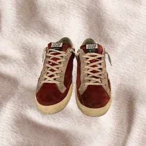 Golden goose - Otroligt snygga & sällsynta mocka golden goose skor | skick 8-9/10 | Syns att de varit vid användning men inga skador, bara lite små skrap vid hälen | färgen på snörena är designe  Ny pris: 6,8k  | endast skor medföljer | PM för mer info🙌🏽