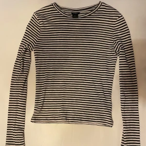 Randig långärmad tröja från Lindex - Randig långärmad tröja frå Lindex i tunt och skönt material. Använd fåtal gånger. 