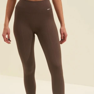 Aimn tights  - Bruna träningstights från aimn. Använda några få gånger. Kan skicka mer bilder privat💕nypris 700