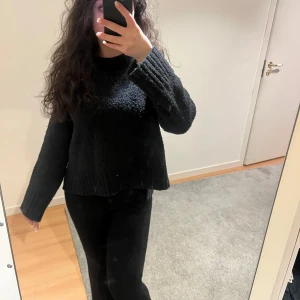 Svart stickad tröja från Gina Tricot - Mysig svart stickad tröja från Gina Tricot. Perfekt för kyliga dagar med sin bekväma passform och långa ärmar. Tröjan har en klassisk design med ribbade muddar vid ärmslut och nederkant. Den är i bra skick. Säljer pågrund av att jag inte har användning till den!
