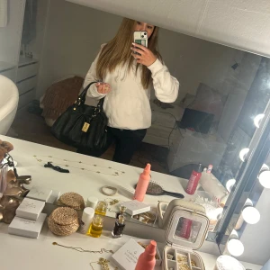 Kräm Vitt hoodie med rosa detaljer  - Snygg kräm vitt hoodie från fila . Vit skön hoodie med diskret rosa fila text! ALDRIG andvänd storlek 38/m men passar mig som vanligt viss har xs/s