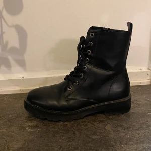 Svarta boots med snörning och dragkedja - Snygga svarta boots med dragkedja i storlek 40. Tecken på användning, se sista bilden. 