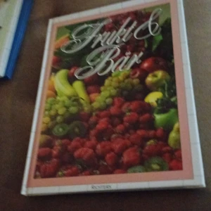 Frukt & Bär - En bok med titeln 'Frukt & Bär' som har ett omslag fyllt med färgglada frukter och bär. Perfekt för den som älskar att utforska olika sorter och smaker.