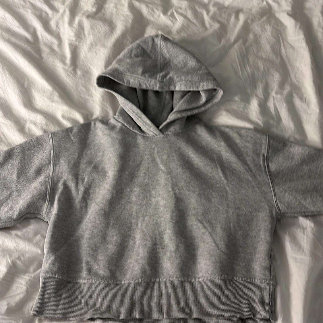 Grå hoodie från Zara - 90