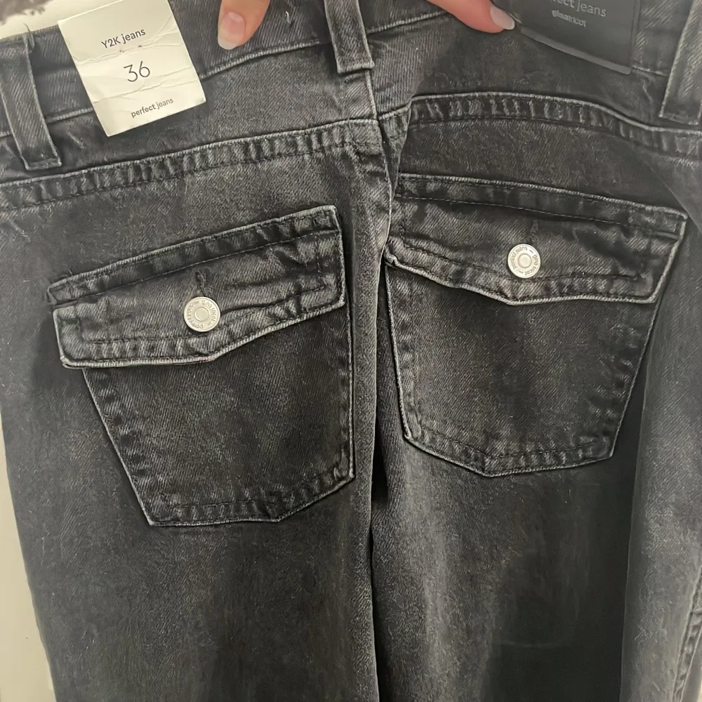Helt nya svarta/offblack lowwaist bootcut jeans med fickor med knapp från Gina. Köptes för 499kr och säljer då dem ej passade. Helt nya med prislapp kvar. Vill bara bli av med dem snabbt💖. Farkut & Housut.