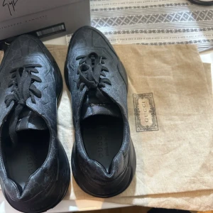 Svarta sneakers från Gucci - Gucci skor äkta i storlek 43 används ett fåtal gånger pris kan diskuteras vid snabb affär