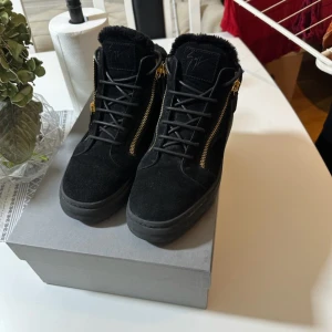 Giuseppe zanotti skor - Giuseppe zanottis äkta  i storlek 43 använts ett fåtal gånger med box och allt förutom kvittot pris kan disskuteras vid snabb affär