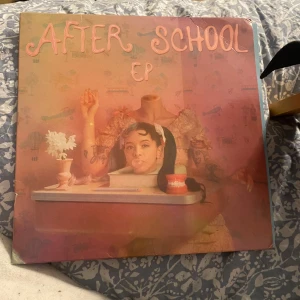 After School EP vinyl - Omslaget har skador men själva skivan är orörd! aldrig lämnat skyddet eller blivit spelad, den är officiell! 