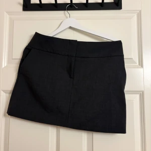 Kortkjol från &otherstories - Snygg mörk grå kortkjol från &otherstories🤩strl 38! Använd en gång! 