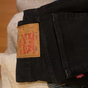 Svarta Levi's 501 jeans - Säljer ett par klassiska svarta Levi's 501 jeans. De har en rak passform. Storlek W32 L32. Sparsamt använda!