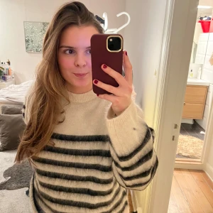 Randig stickad tröja i beige och svart - Mysig stickad tröja i beige med svarta ränder. Helt nyköpt (lapparna finns kvar) i mohair mix från HM. Köpte men tyckte inte jag passade i den så säljer vidare💗💗kanske kan gå ner i pris