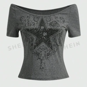 Grå offshoulder topp från Shein - Grå off shoulder t shirt med tryck, säljer då det inte är min stil så bara använd 1 gång