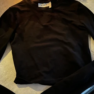 Svart långärmad tröja från Weekday - Svart långärmad tight crop top