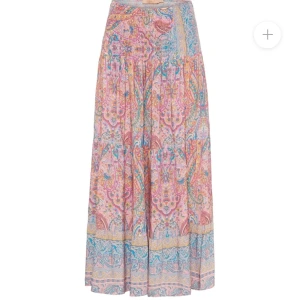 Mönstrad långkjol - Säljer en så snygg lång kjol jag köpte förra sommaren! Säljer eftersom den är för kort på mig nu. Är väldigt stretchig så passar allt från xs till M/L