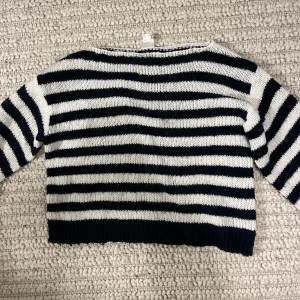 Randig tjocktröja  - Säljer denna randiga tjocktröja från Gina tricot eftersom den inte används längre! Den luktar lite som en sol de Janeiro parfym, lukten går inte att få bort. Använd ganska mycket men den är i fint skick! Den är i storlek 170 och sitter perfekt oversized på mig med S