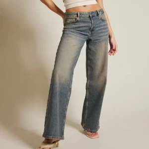 Lågmidjade jeans bikbok - Otroligt snygg ”Sage Tinted loose jeans” från BIKBOK , använda endast 1 gång. Storlek W24L32 , är som XXS/XS och jag är 161 cm för referens 💘 