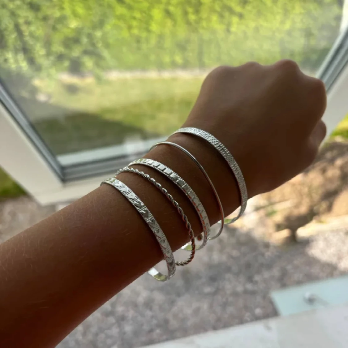 Set med silverarmband