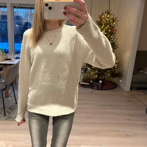 Cremevit stickad tröja - Tröjan är lite nopprig på vissa ställen men går lätt att få bort!!