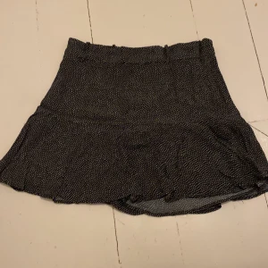 Shorts kjol från ZARA - Kjol med shorts på insidan från Zara. Fick den av min mamma men säljer eftersom den är för stor. 