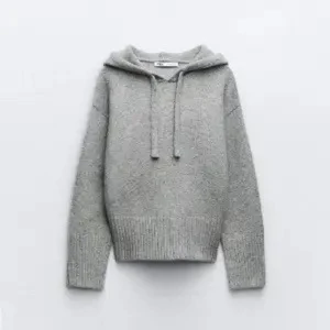 Grå stickad hoodie - Mysig grå stickad hoodie med långa ärmar och luva. Perfekt för kyliga dagar och ger en avslappnad stil. Ribbstickade muddar vid ärmslut och nederkant för extra komfort. SKRIV TILL MIG INNAN NI KLICKAR PÅ KÖP! 💞💞