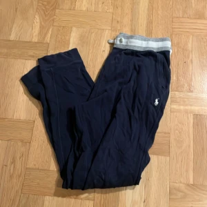 Mjukisbyxor från Ralph Lauren - Sköna mjukisbyxor från Ralph Lauren. Perfekta att ha hemma!