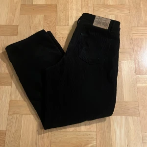 Svarta manchesterbyxor från Stussy - Snygga svarta manchesterbyxor från Stussy. De har ett litet hål på ena byxbenet men det är inget som märks. Skriv vid frågor!