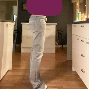 Grå jeans från LTB - Säljer dessa grå jeans från LTB🥰De är lågmidjade och i bra skick 💕 säljer pågrund av att de är för stora för mig💕😻skriv om nån vill ha mer bilder❤️köpt för 750kr