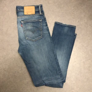 Blå jeans från Levi's - Snygga blå jeans från Levi's med klassisk femficksdesign. 510:or W29 L32 (hål på höger knä, ca 2 cm brett)