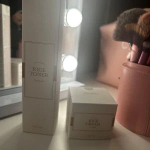 Rice Toner och Rice Cream från I'm From - Oöppnade. Säljer Rice Toner och Rice Cream från I'm From. Tonern är perfekt för att återfukta och förbereda huden. Krämen är i en matchande vit burk och kontrollerar talgproduktion och ger näring och mjukhet. Perfekt för en komplett hudvårdsrutin.  Köp båda för 400 eller 1 för 230