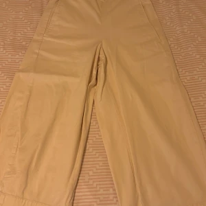 Beige byxor från kay day - Säljer ett par jättesköna byxor som bara använts en enstaka gång då dom inte är min stil, de går ner till början av foten på mig som är 160. Skriv för fler bilder / frågor ❤️