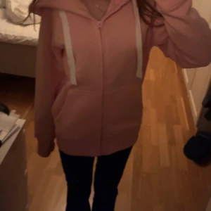Rosa Russemerch zipup hoodie - Bra skick, helt oanvänd med lappen på. Fick i julklapp men fel storlek💗
