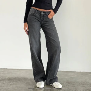 low rise jeans - Säljer dessa low rise parallel washed black grey jeans från Motel. De är helt oanvända då jag beställde fel storlek! 