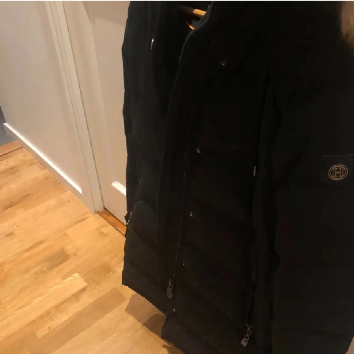 Svart dunjacka med pälsdetalj