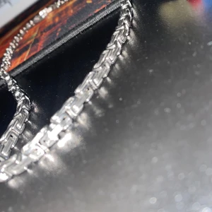 Silverfärgat halsband - rostfritt metall halsband 60cm. Ord pris 499