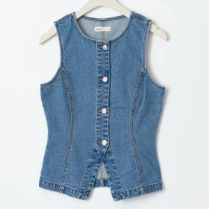 Jeansväst med knappar - Gina tricot populära jeansväst som är slutsåld på hemsidan. Använd 1 gång. Nypris: 400kr, mitt pris 250kr. Kommer ej gå ner i pris då jag fortfarande är osäker på att sälja.