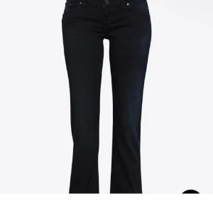 Ltb bootcut jeans - Snygga ”nattblå” bootcut jeans med låg midja från ltb. Använda max en gång! Nypris 900 kr
