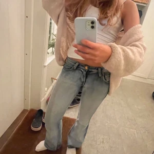 Lågmidjade bootcut jeans  - Pris kan diskuteras!!!Snygga ljusblå Levi's 518 Superlow jeans med bootcut-stil. Perfekta för en avslappnad look. De har en låg midja och klassisk femficksdesign. Skriv vid frågor! Midjemått: 40 innerbenslängd: 80