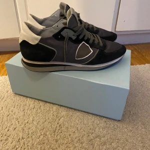 Philippe Model Trpx - Ett par riktigt feta Philippe Model Trpx/Rockrunners i otroligt bra skick. Skicket är 9/10 och skorna har inga defekter. Perfekta skon för de kallare månaderna. Självklart ingår boxen och kvitto har jag på mailen för den som vill se. Hör gärna av er vid frågor.