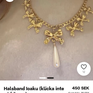 Guldhalsband med pärldroppe - Elegant guldhalsband med dekorativa rosetter och en hängande pärldroppe. Perfekt för att ge en lyxig touch till din outfit.