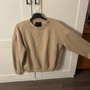 Beige sweatshirt från lager 157 - Säljer en beige sweatshirt från 157. Tröjan har en klassisk rund hals och långa ärmar. Materialet känns mjukt och bekvämt mot huden.
