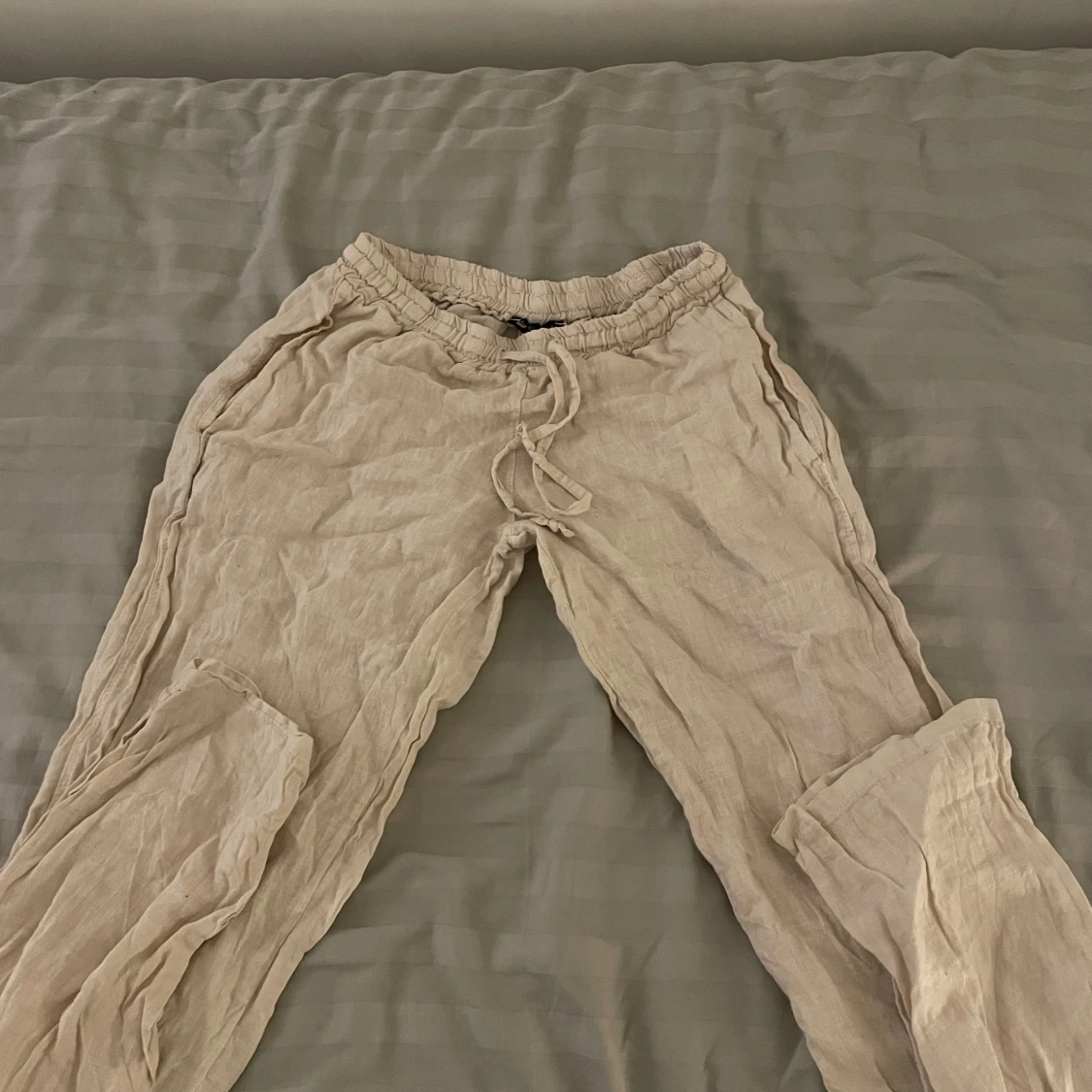 Beige linnebyxor med snörning