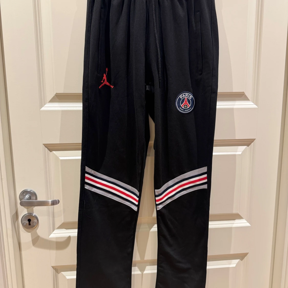 Grå och svart träningsjacka och byxor från Jordan - 91