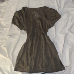 Babydoll top - Jättesöt militärgrön/brun babydoll top från Kappahl.