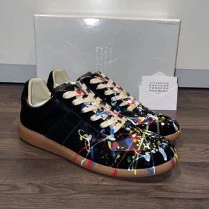 Maison margiela skor - Tja! Säljer mina riktigt feta och unika Maison margielas Skicket skulle jag säga är 8,5/10 pris 2500kr hör av er om ni skulle ha några funderingar!